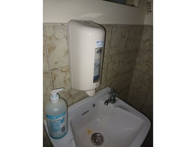 Lot 151 - dispensers. 3 stuks - afbeelding 3 van  3