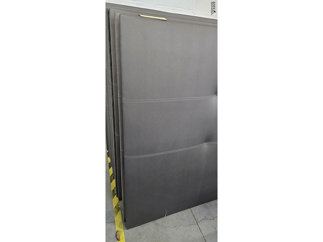 Lot 151 - hoofdborden boxspring muurbevestiging, 2 stuks - afbeelding 2 van  2