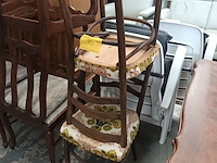 Lot 151 - houten eetkamerstoel. 2 stuks - afbeelding 1 van  3