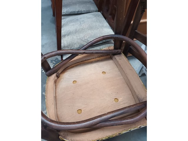 Lot 151 - houten eetkamerstoel. 2 stuks - afbeelding 3 van  3