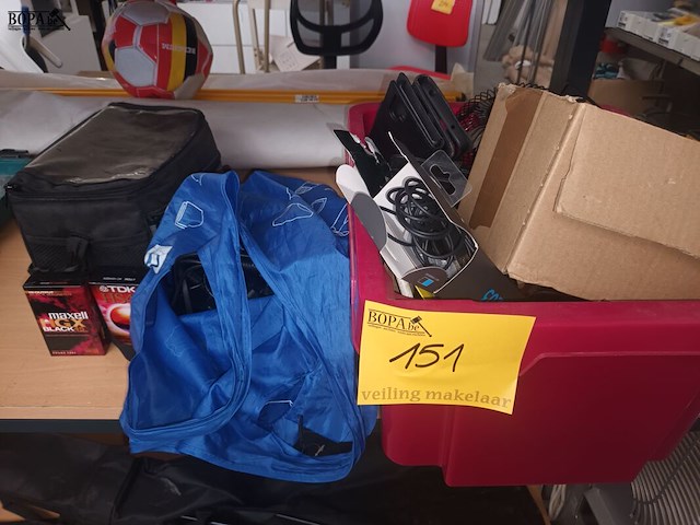 Lot 151 - kantoormateriaal, kabels, cassettes - afbeelding 1 van  6