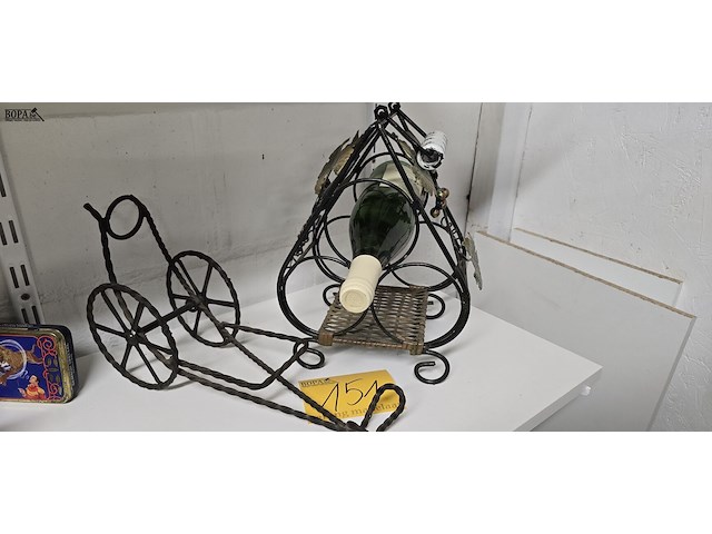 Lot 151 - metalen wijn fleshouders en fles wijn - afbeelding 1 van  3