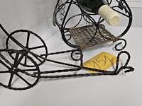 Lot 151 - metalen wijn fleshouders en fles wijn - afbeelding 2 van  3