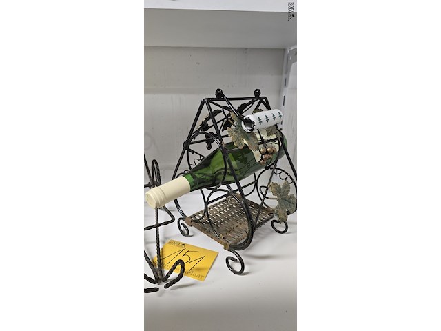 Lot 151 - metalen wijn fleshouders en fles wijn - afbeelding 3 van  3