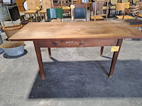 Lot 151 - oude houten bureau met lade voor bureelmateriaal - afbeelding 1 van  3