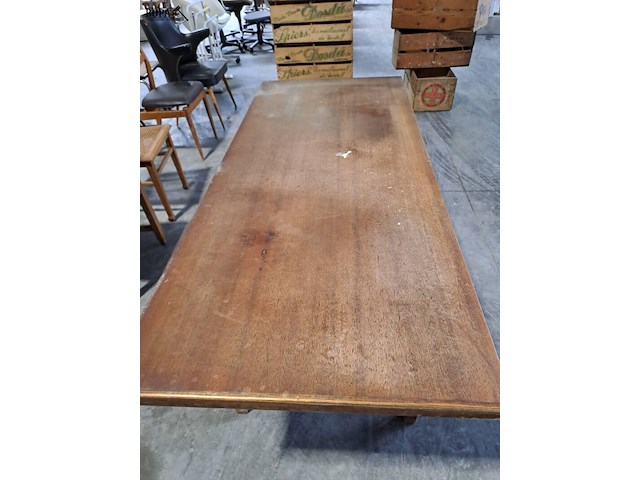 Lot 151 - oude houten bureau met lade voor bureelmateriaal - afbeelding 2 van  3