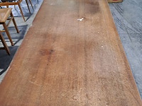 Lot 151 - oude houten bureau met lade voor bureelmateriaal - afbeelding 2 van  3