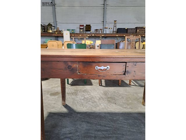 Lot 151 - oude houten bureau met lade voor bureelmateriaal - afbeelding 3 van  3