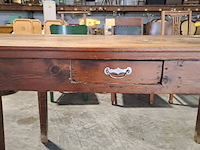 Lot 151 - oude houten bureau met lade voor bureelmateriaal - afbeelding 3 van  3