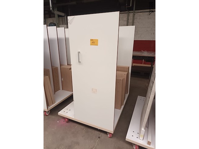 Lot 151 - transportkar met inhoud - afbeelding 1 van  3