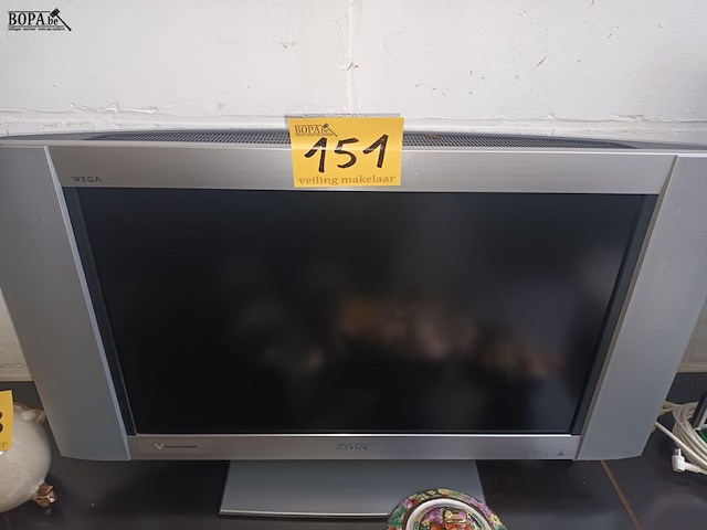 Lot 151 - tv sony wega - afbeelding 1 van  3