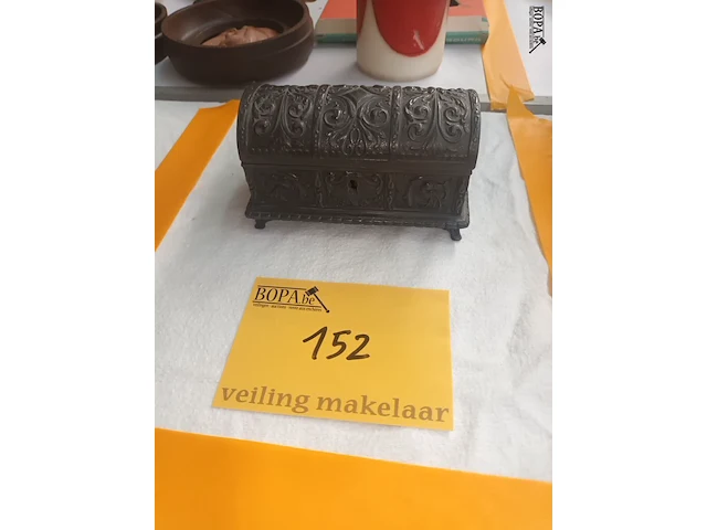 Lot 152 - antiek kistje - afbeelding 1 van  4