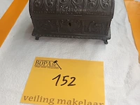 Lot 152 - antiek kistje