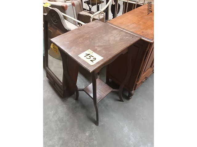Lot 152 - bijzettafeltje - afbeelding 1 van  3