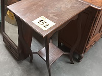 Lot 152 - bijzettafeltje