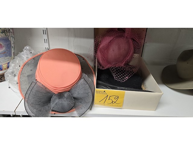 Lot 152 - dames hoeden 4 stuks - afbeelding 1 van  5