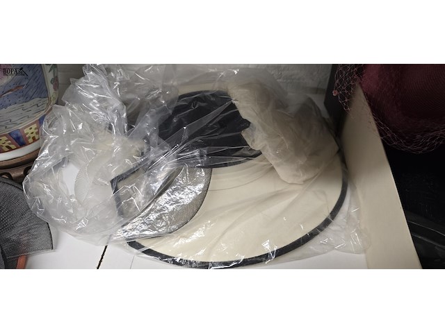 Lot 152 - dames hoeden 4 stuks - afbeelding 3 van  5