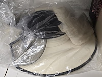 Lot 152 - dames hoeden 4 stuks - afbeelding 3 van  5