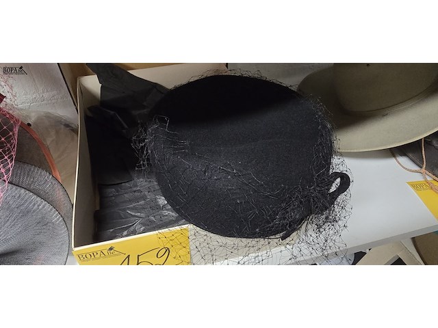 Lot 152 - dames hoeden 4 stuks - afbeelding 4 van  5