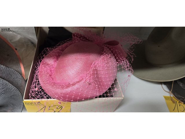 Lot 152 - dames hoeden 4 stuks - afbeelding 5 van  5