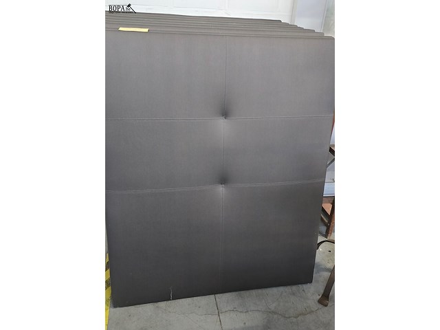 Lot 152 - hoofdborden boxspring muurbevestiging, 2 stuks - afbeelding 1 van  2