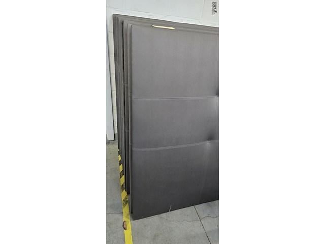 Lot 152 - hoofdborden boxspring muurbevestiging, 2 stuks - afbeelding 2 van  2