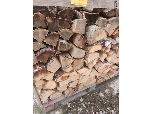 Lot 152 - houten kist met brandhout - afbeelding 1 van  4