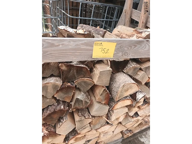 Lot 152 - houten kist met brandhout - afbeelding 4 van  4