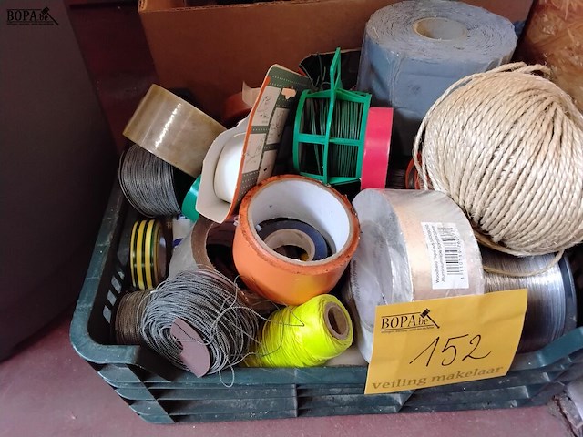 Lot 152 - lot met hechtingsmateriaal: plakband, touwen, ijzerdraad - afbeelding 1 van  1