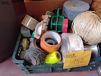 Lot 152 - lot met hechtingsmateriaal: plakband, touwen, ijzerdraad - afbeelding 1 van  1