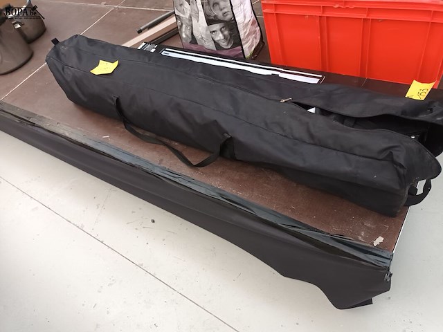 Lot 152 - partytent in draagtas - afbeelding 1 van  3