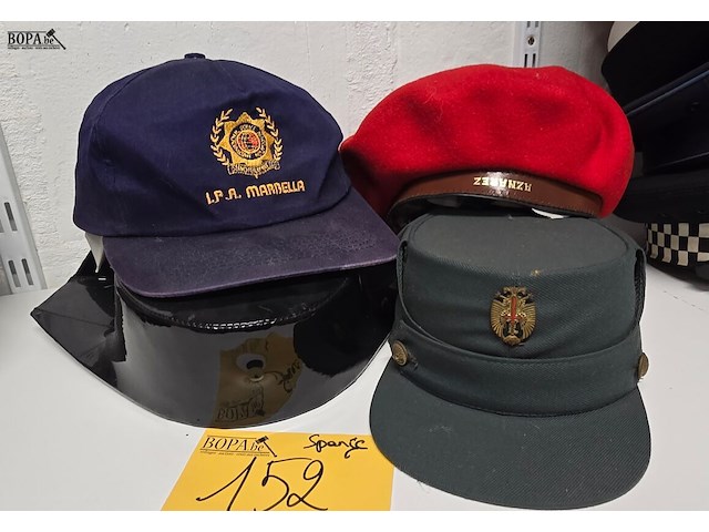 Lot 152 - spanje 2 kepies + 1 barette + 1 pet - afbeelding 1 van  6