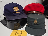 Lot 152 - spanje 2 kepies + 1 barette + 1 pet - afbeelding 1 van  6