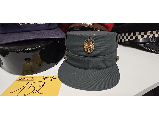 Lot 152 - spanje 2 kepies + 1 barette + 1 pet - afbeelding 2 van  6