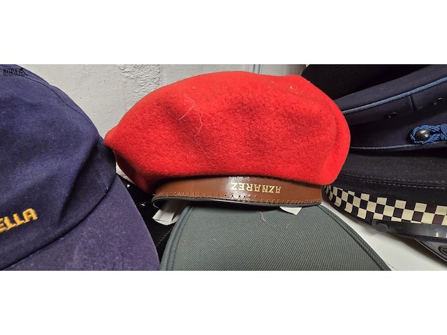 Lot 152 - spanje 2 kepies + 1 barette + 1 pet - afbeelding 3 van  6