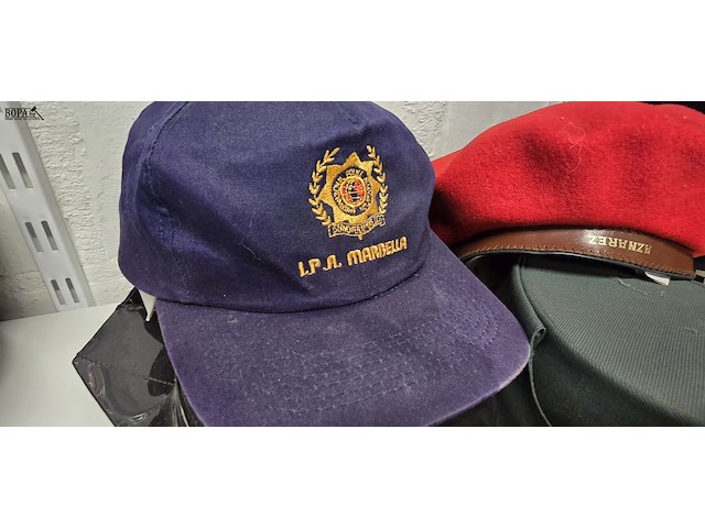 Lot 152 - spanje 2 kepies + 1 barette + 1 pet - afbeelding 4 van  6