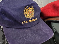 Lot 152 - spanje 2 kepies + 1 barette + 1 pet - afbeelding 4 van  6