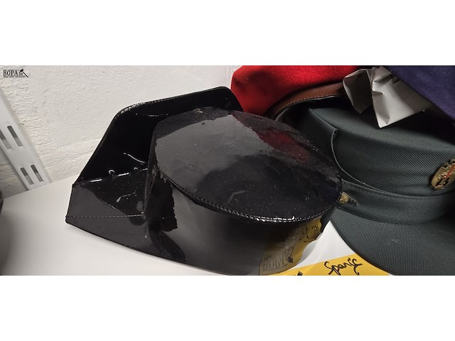 Lot 152 - spanje 2 kepies + 1 barette + 1 pet - afbeelding 5 van  6