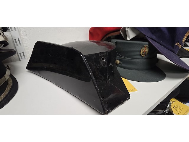 Lot 152 - spanje 2 kepies + 1 barette + 1 pet - afbeelding 6 van  6