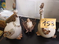 Lot 153 - beeldjes kippen met kuiken. 3 stuks - afbeelding 1 van  4