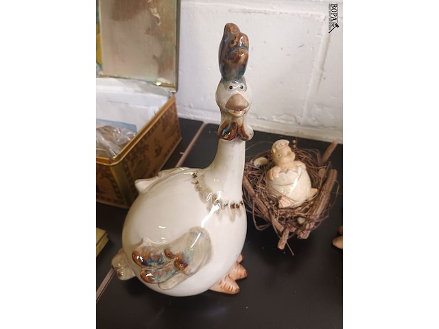 Lot 153 - beeldjes kippen met kuiken. 3 stuks - afbeelding 3 van  4