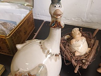 Lot 153 - beeldjes kippen met kuiken. 3 stuks - afbeelding 3 van  4