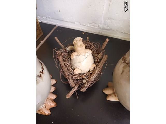 Lot 153 - beeldjes kippen met kuiken. 3 stuks - afbeelding 4 van  4