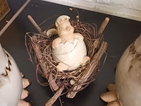 Lot 153 - beeldjes kippen met kuiken. 3 stuks - afbeelding 4 van  4