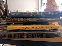 Lot 153 - boeken over klokken en horloges. 9 stuks - afbeelding 5 van  6