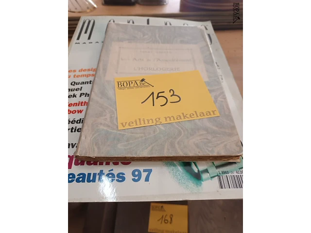 Lot 153 - boeken over klokken en horloges. 9 stuks - afbeelding 6 van  6