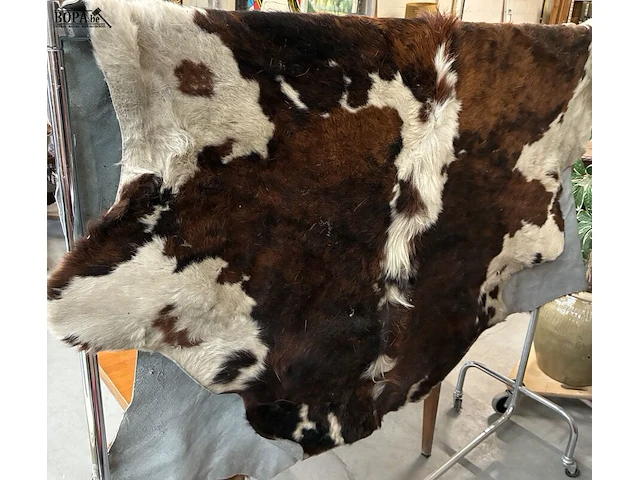 Lot 153 - driekleurige koeienhuid vloerkleed - afbeelding 1 van  4