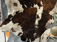 Lot 153 - driekleurige koeienhuid vloerkleed