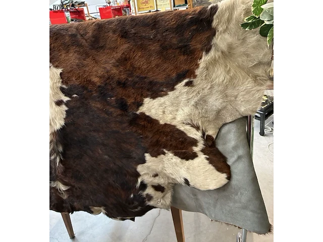 Lot 153 - driekleurige koeienhuid vloerkleed - afbeelding 2 van  4