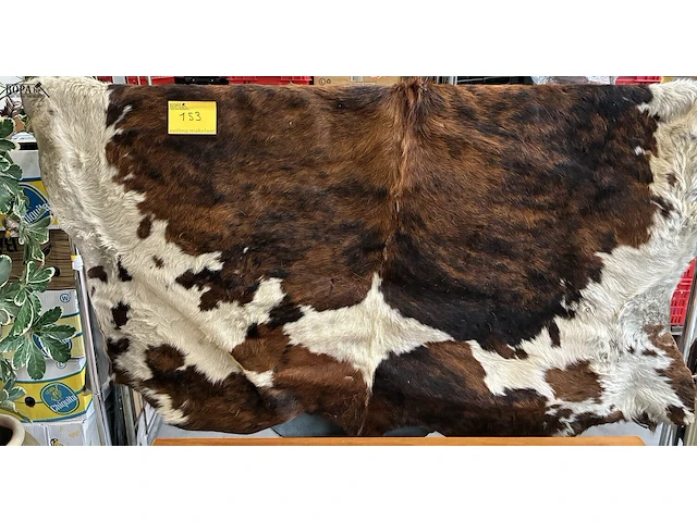 Lot 153 - driekleurige koeienhuid vloerkleed - afbeelding 3 van  4